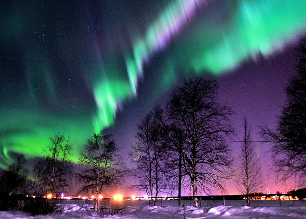 Ánh sáng cực quang rực rỡ trên bầu trời đêm Yellowknife, Canada, một hiện tượng thiên nhiên kỳ thú mà cư dân có thể chiêm ngưỡng.
