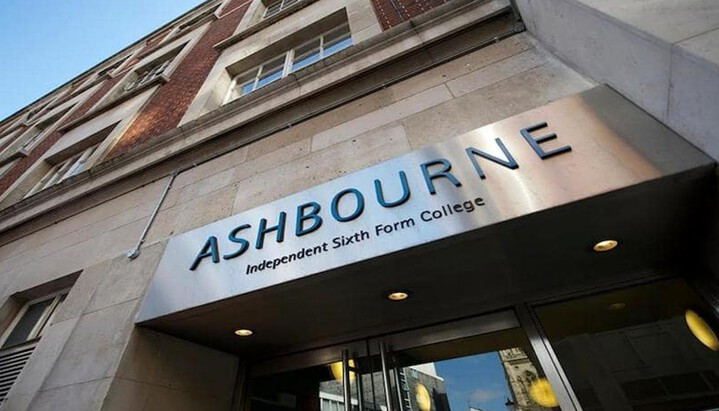 Ashbourne College London nhìn từ bên ngoài với kiến trúc nổi bật tại Kensington, Anh Quốc.