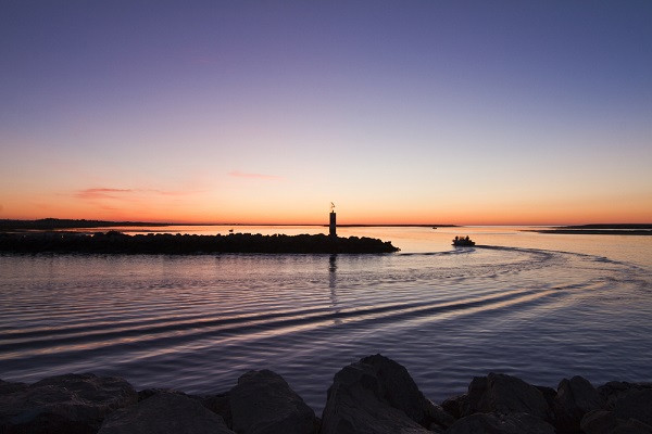Bãi biển Ilha da Fuseta ở Bồ Đào Nha, một hòn đảo nhỏ với bãi cát trắng và nước biển trong vắt, ít người biết đến