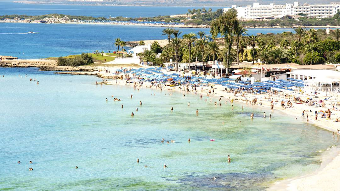 Bãi biển Nissi ở Ayia Napa với cát trắng và nước biển trong xanh, thiên đường du lịch Đảo Síp