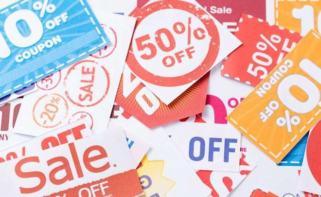 Bàn tay đang bỏ tiền vào heo đất trên bảng kế hoạch chi tiêu, minh họa quản lý ngân sách hiệu quả.