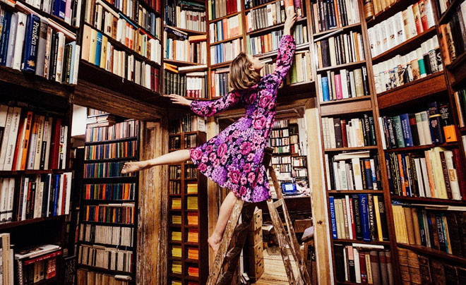 Bàn tay đang làm việc trên laptop với biểu đồ tài chính, nhấn mạnh sự cần thiết của thời gian và nghiên cứu trong đầu tư chứng khoán