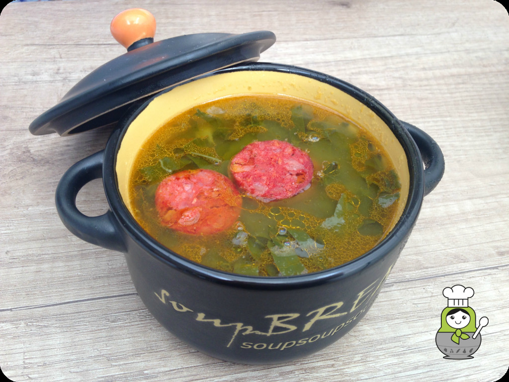 Bát súp Caldo Verde nóng hổi, đặc sản của ẩm thực Porto