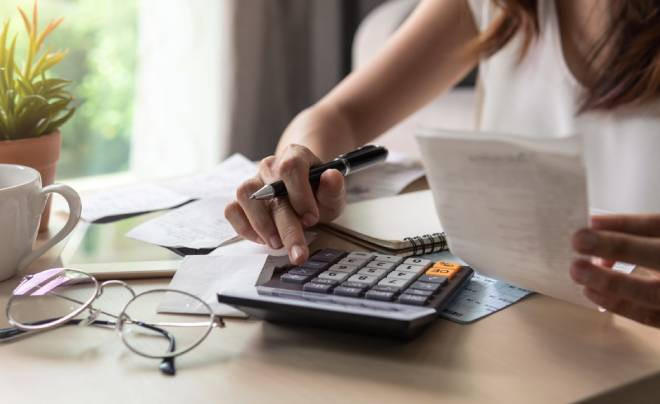 Biểu đồ phân chia các khoản chi phí thành nhu cầu thiết yếu và mong muốn, minh họa quy trình phân tích thói quen chi tiêu rõ ràng.