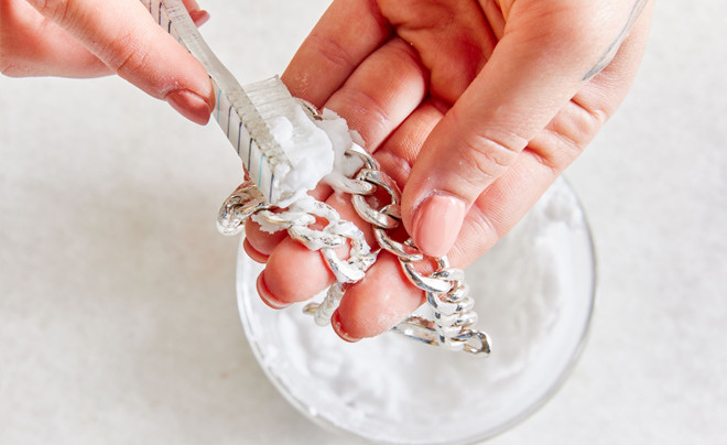 Bột giặt và Javel kết hợp giúp tẩy sạch và làm sáng bạc bị xỉn màu nặng