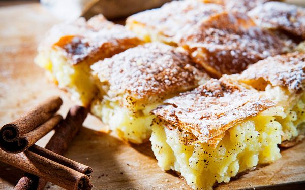 Bougatsa - Bánh ngọt nhân kem hoặc thịt băm, món ăn sáng phổ biến của ẩm thực Hy Lạp