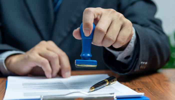 Các giấy tờ và hồ sơ visa thăm con du học Úc được sắp xếp gọn gàng