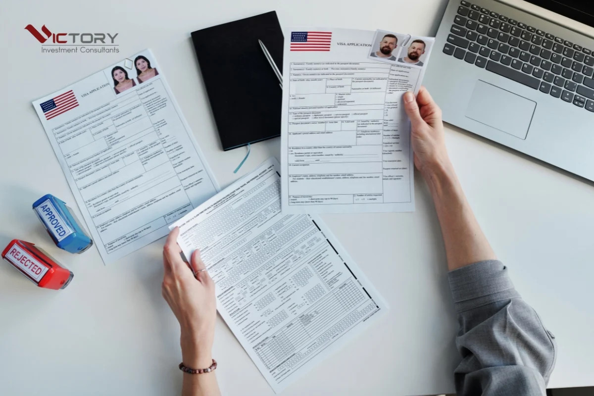 Cận cảnh hộ chiếu và các giấy tờ cần thiết, minh họa quy trình chuẩn bị hồ sơ visa bảo lãnh du lịch Mỹ B2