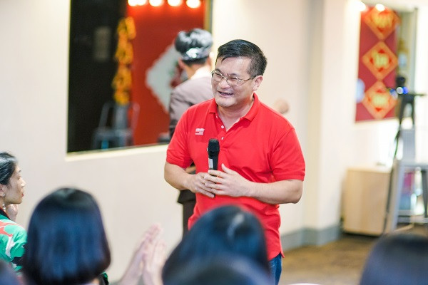 CEO chia sẻ tầm nhìn và sứ mệnh doanh nghiệp tại buổi tiệc cuối năm