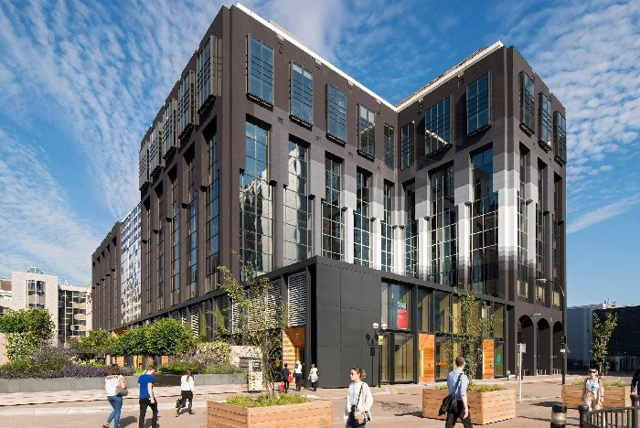 Cơ sở London của Đại học West of Scotland nhìn ra khu Docklands sầm uất