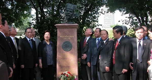 Cộng đồng người Việt sôi động trong một sự kiện văn hóa tại Canada, thể hiện sự gắn kết của những người xa xứ