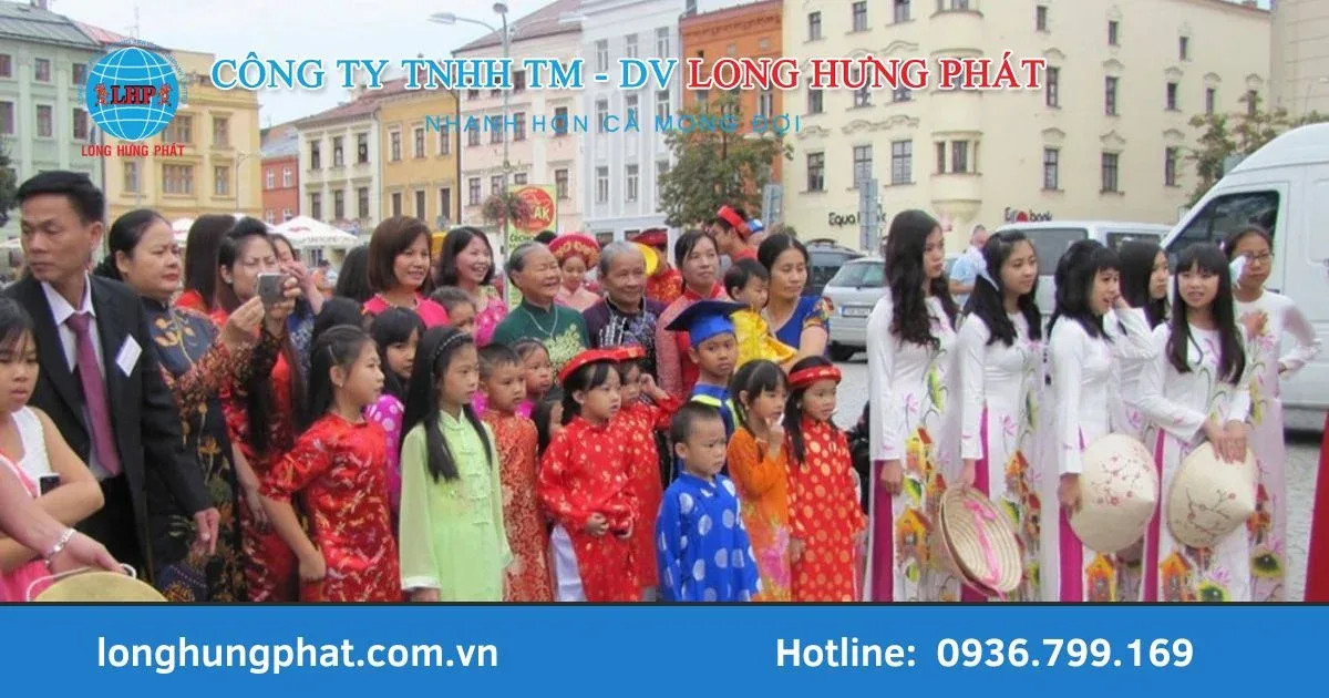 Cộng đồng người Việt tại Cộng hòa Séc trong một lễ hội truyền thống, hòa nhập với môi trường sống và giờ Séc