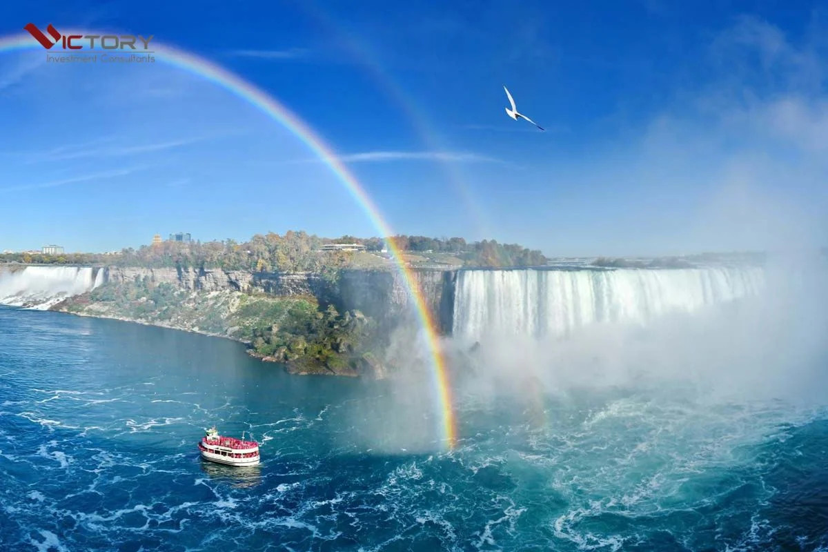 Cửa khẩu Peace Arch là tuyến đường giao thương sầm uất giữa Mỹ và Canada, với biểu tượng hòa bình nổi bật