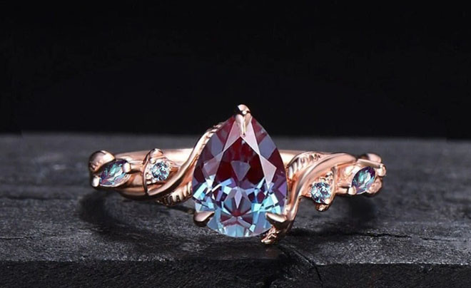 Đá Alexandrite đổi màu độc đáo trong tự nhiên
