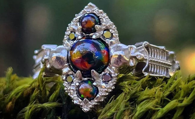 Đá Opal Đen với hiệu ứng màu sắc quyến rũ