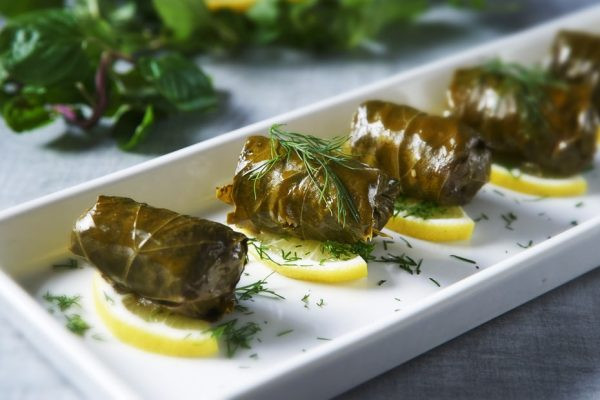 Dolmades - Lá nho cuộn nhân cơm và rau, một món khai vị truyền thống của Hy Lạp