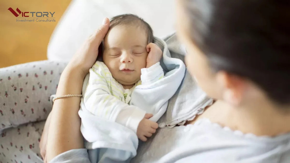 Gia đình hạnh phúc với em bé sơ sinh, minh họa quy định quốc tịch Mỹ cho trẻ em được sinh ra tại Hoa Kỳ.