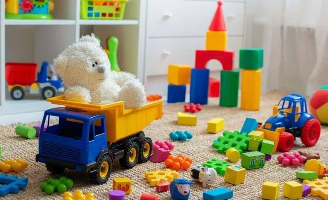 Gia đình nhỏ gồm bố mẹ và em bé ngồi thư giãn trên ghế sofa, tượng trưng cho việc kiểm soát và tính toán kỹ các khoản chi tiêu