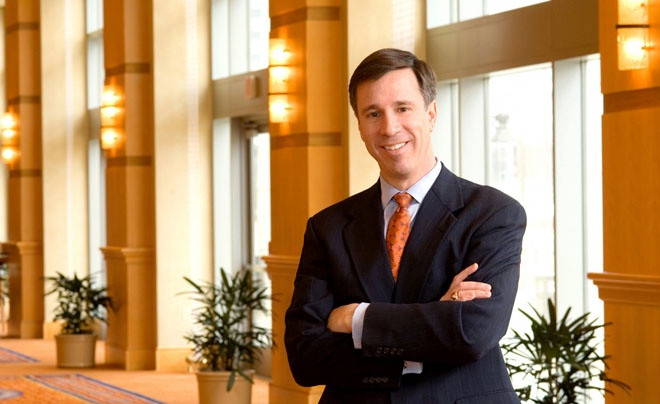 Giám đốc khách sạn đang làm việc