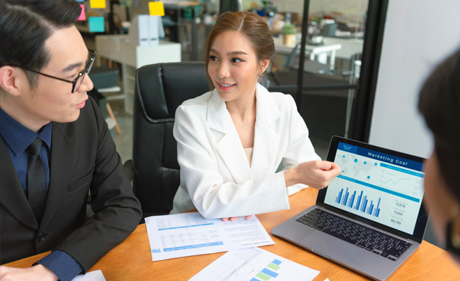 Hai người đang bắt tay, tượng trưng cho mối quan hệ đối tác và khả năng thu hút vốn từ khách hàng hoặc quỹ phát triển.