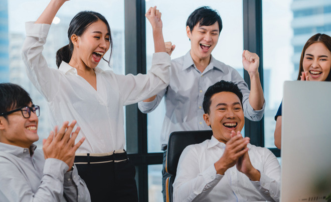 Hai người đang trao đổi trên bàn họp, thể hiện cuộc gặp gỡ giữa nhà khởi nghiệp và nhà đầu tư cá nhân để thu hút vốn.