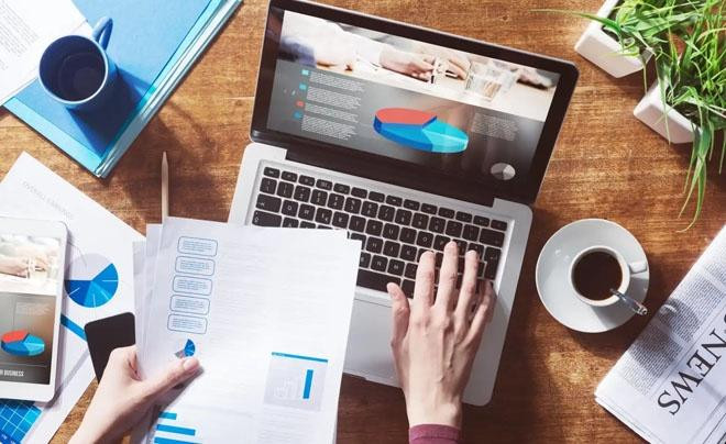 Hình ảnh bảng tính điện tử hoặc phần mềm hiển thị việc quản trị rủi ro và tối ưu hóa danh mục đầu tư với sự hỗ trợ của mô hình Black-Scholes