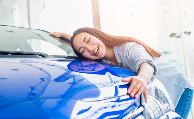 Hình ảnh nhiều xe ô tô mới tại showroom, minh họa chính sách mua xe trả góp hấp dẫn