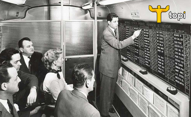 Jesse Livermore khi còn trẻ, ghi giá cổ phiếu trên bảng tại một văn phòng môi giới chứng khoán