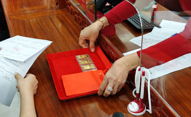 Khách hàng đăng ký mua vàng SJC online Vietcombank qua cổng thông tin