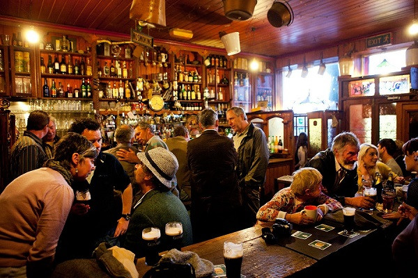 Không gian ấm cúng tại một quán pub truyền thống của Ireland
