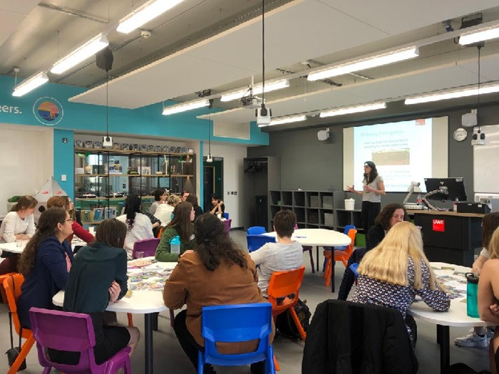 Không gian lớp học hiện đại tại Đại học West of England, nơi sinh viên quốc tế tương tác và học hỏi hiệu quả