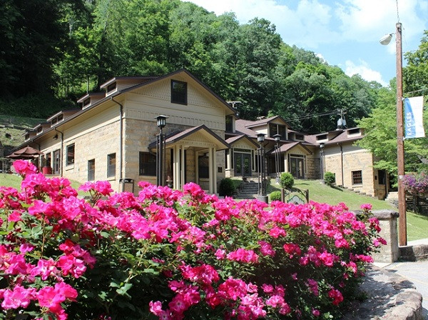 Khuôn viên trường Đại học Alice Lloyd, nơi sinh viên được miễn học phí