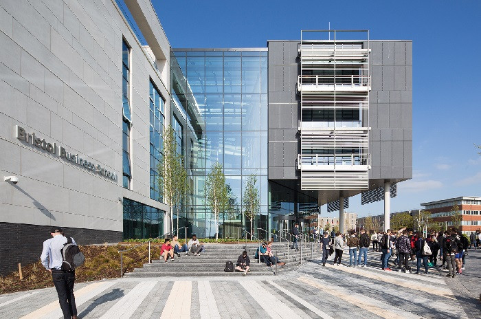 Khuôn viên xanh mát và kiến trúc hiện đại của Đại học West of England, biểu tượng cho môi trường học tập sôi động tại Bristol