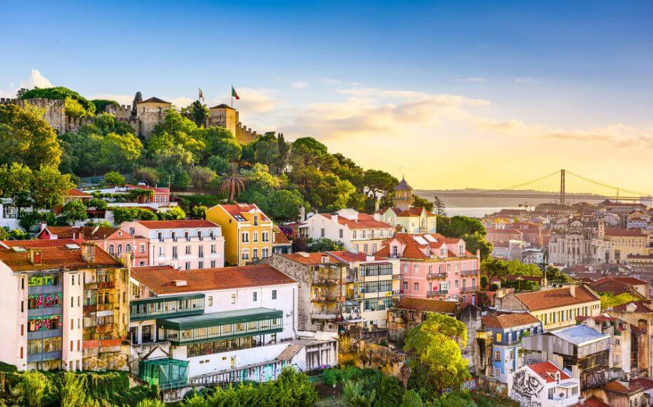 Kiến trúc cổ kính và xe điện vàng ở Lisbon, biểu tượng thành phố dễ sống ở Bồ Đào Nha