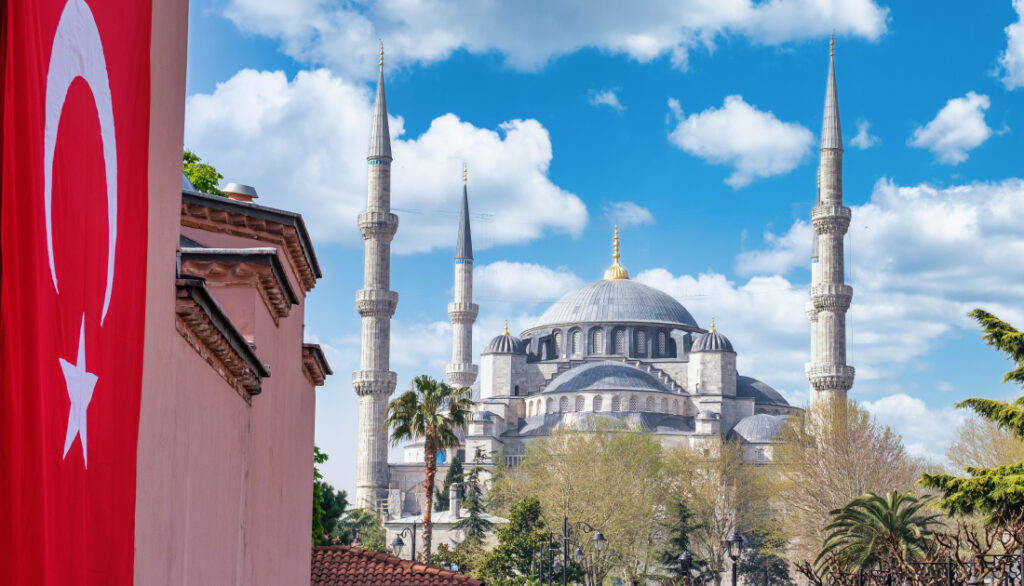 Kiến trúc hiện đại và cổ điển trên thị trường bất động sản Istanbul, thu hút đầu tư quốc tế.