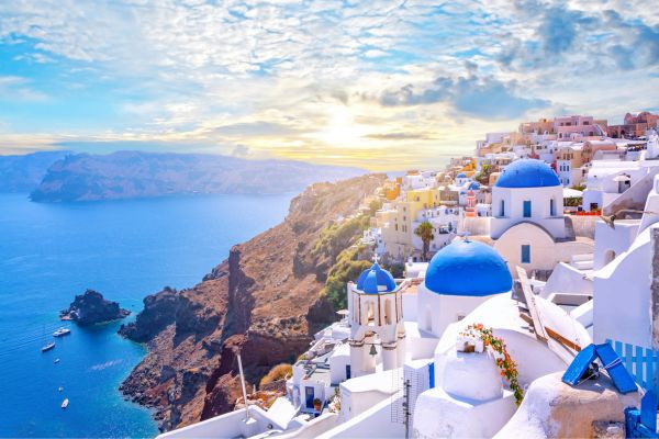 Kiến trúc trắng xanh đặc trưng của Santorini, biểu tượng du lịch của Hy Lạp