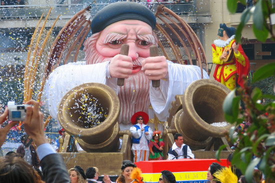 Lễ diễu hành truyền thống tại lễ hội hóa trang Patras, Hy Lạp