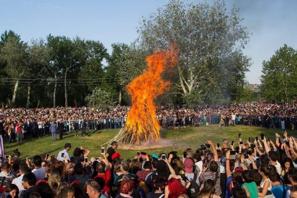 Lễ hội Hıdrellez với người dân tụ tập quanh lửa và nhảy múa