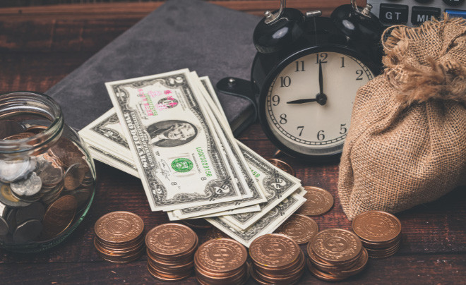 Màn hình điện thoại hiển thị ứng dụng ngân hàng với tùy chọn tự động thanh toán hóa đơn, giúp tối ưu quản lý dòng tiền cá nhân