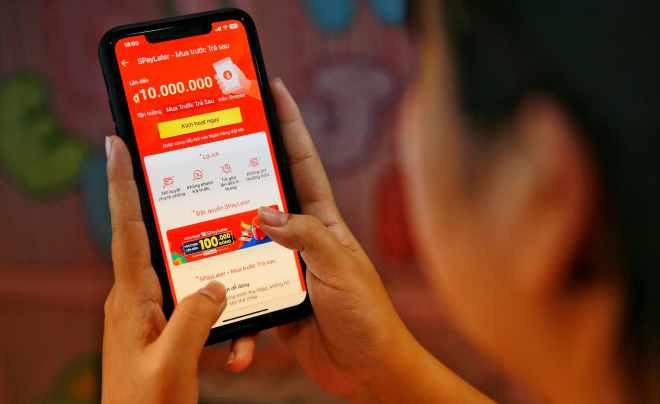 Màn hình điện thoại hiển thị ứng dụng SPaylater với logo Shopee, tượng trưng cho dịch vụ mua trước trả sau phổ biến