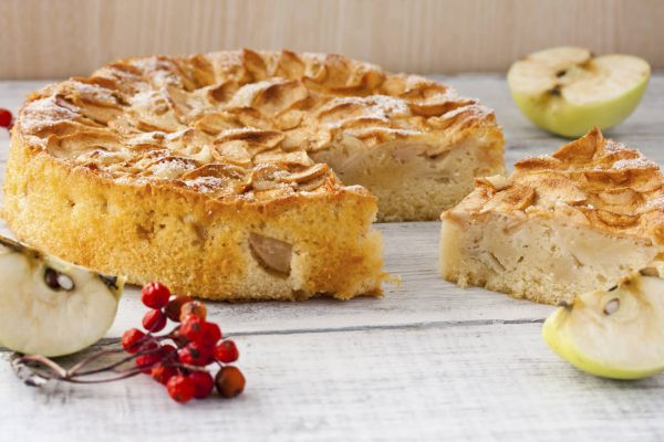 Milopita - Bánh táo kiểu Hy Lạp với hương quế và trái cây khô, món tráng miệng được yêu thích