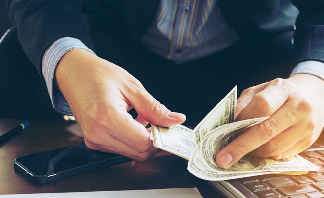 Một doanh nhân đang trình bày ý tưởng khởi nghiệp trên sân khấu chương trình kêu gọi vốn, thể hiện hoạt động thu hút đầu tư.