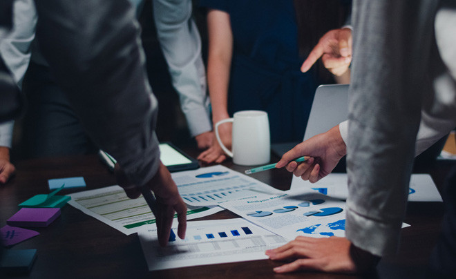 Một gia đình đang cùng nhau xem xét kế hoạch kinh doanh, biểu thị nguồn vốn từ người thân và bạn bè cho dự án khởi nghiệp.