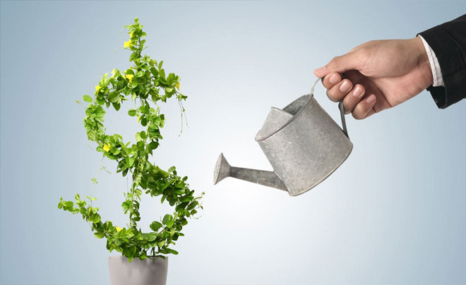 Một người đang leo núi, tượng trưng cho sự kiên trì và nỗ lực bền bỉ để vượt qua thử thách trên hành trình làm giàu