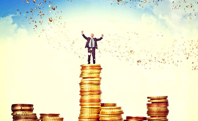 Một người trẻ đang viết mục tiêu tài chính, thể hiện việc xác định kế hoạch rõ ràng để làm giàu bền vững