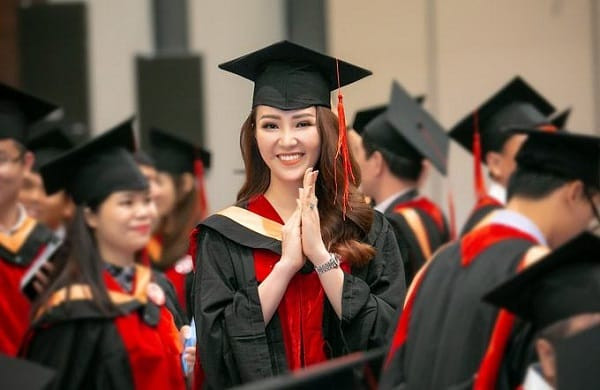 Một nhóm người đang ngồi họp, thể hiện sự hợp tác và trao đổi kiến thức, hình ảnh thường thấy ở các chuyên gia quốc tế định cư Mỹ diện EB2 NIW