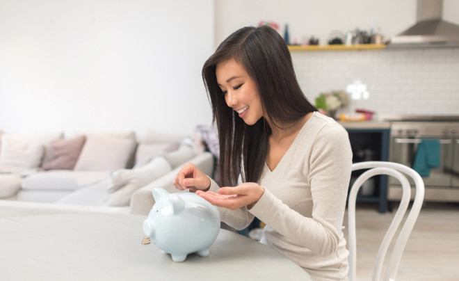 Người đang ghi chép các khoản chi tiêu hàng tháng vào sổ sách để quản lý tài chính cá nhân hiệu quả