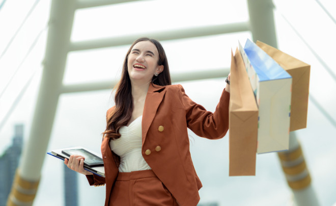 Người đang kiểm tra sổ sách ghi chép chi tiêu, minh họa lợi ích của việc kiểm soát tài chính cá nhân.