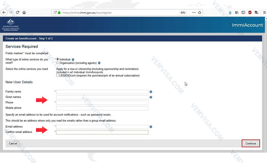 Người đang sử dụng máy tính để tạo tài khoản ImmiAccount cho việc xin visa Úc online