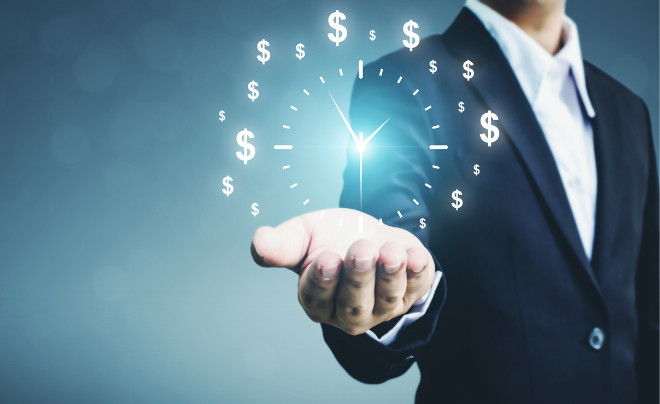 Người đang thực hiện giao dịch gửi tiền tiết kiệm tự động trên ứng dụng ngân hàng để tích lũy tài sản